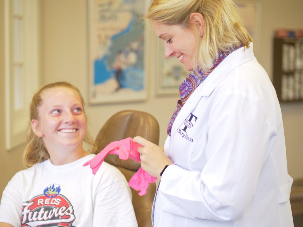 Dr. MaryEvan Thacker with patient