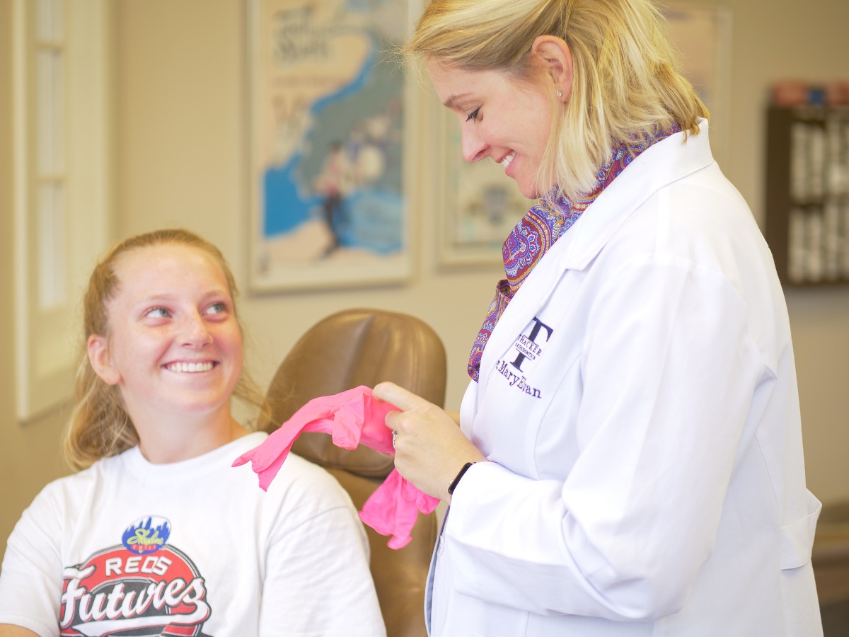 Dr. MaryEvan Thacker with patient